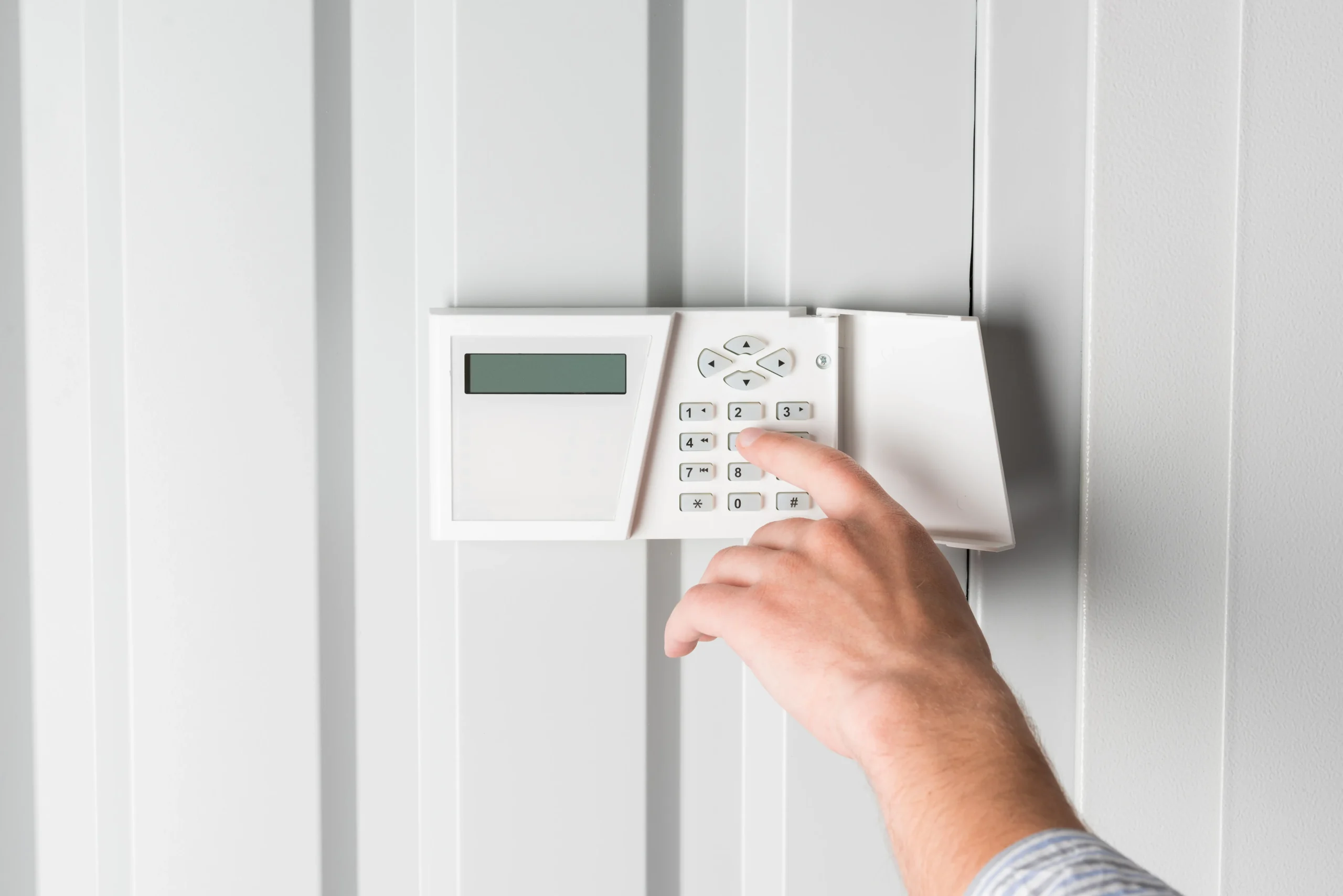 Sécurité intrusion avec clavier de commande mural et détecteurs discrets