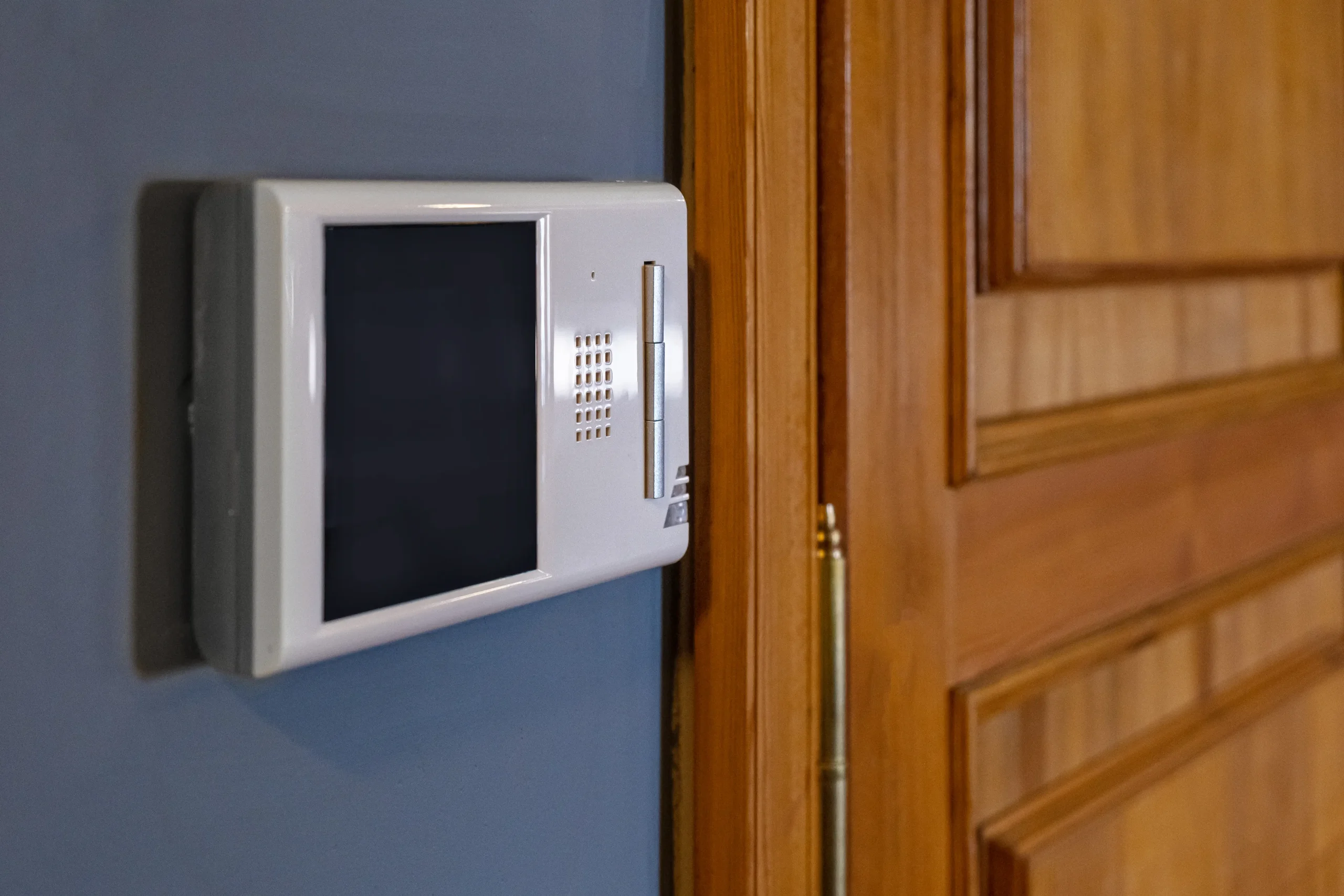 Sécurité intrusion avec clavier de commande mural et détecteurs discrets