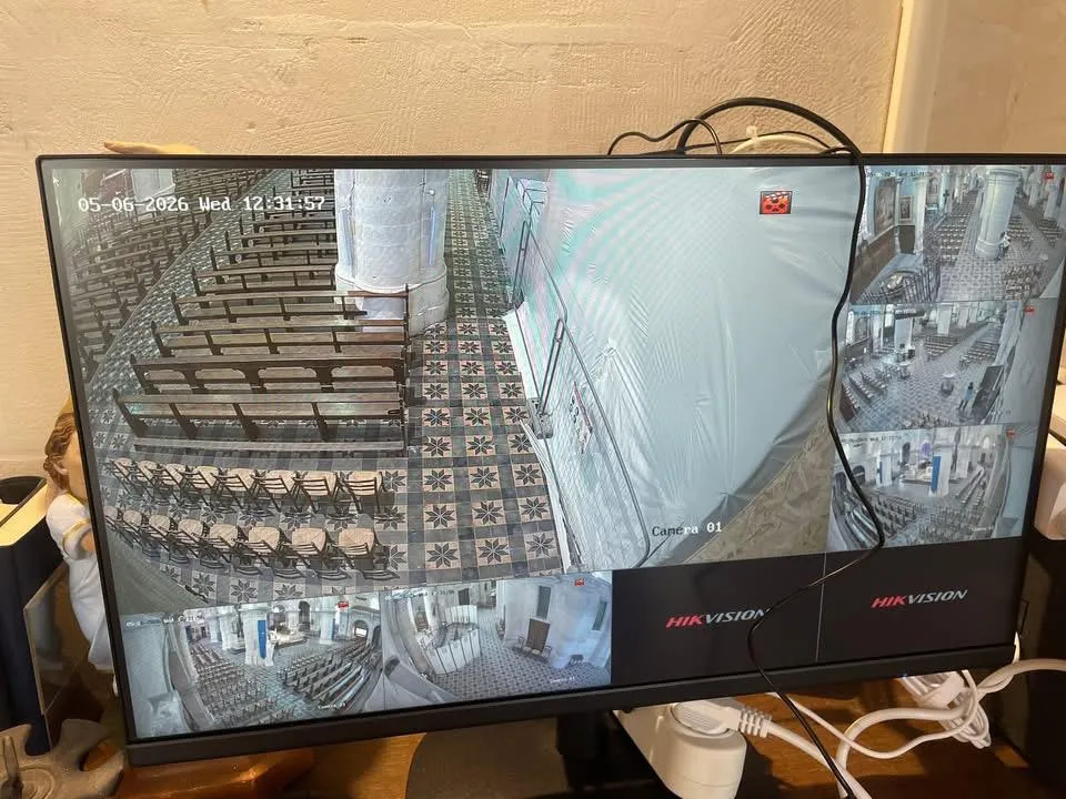 vidéosurveillance avec écran de contrôle affichant plusieurs caméras