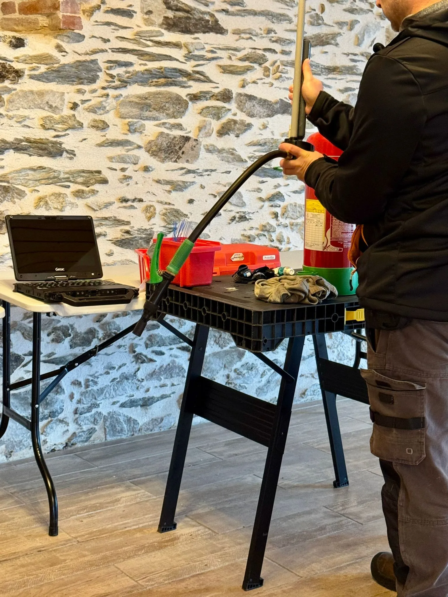 Extincteur sécurité incendie dans un commerce avec dégagements visibles