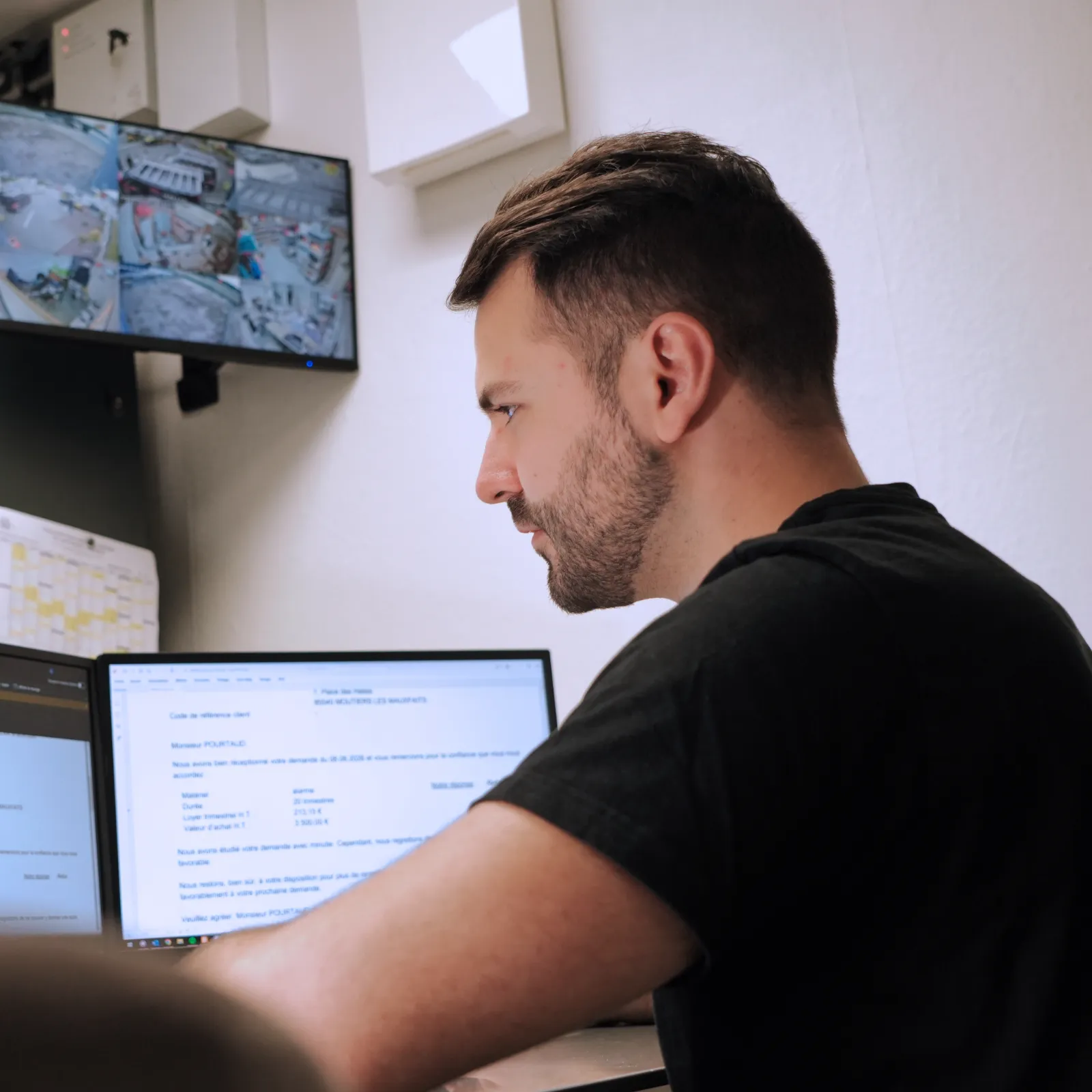 Technicien SERELYS SÉCURITÉ en Vendée analysant un système de vidéosurveillance sur écrans multiples, démontrant l'expertise en solutions de sécurité