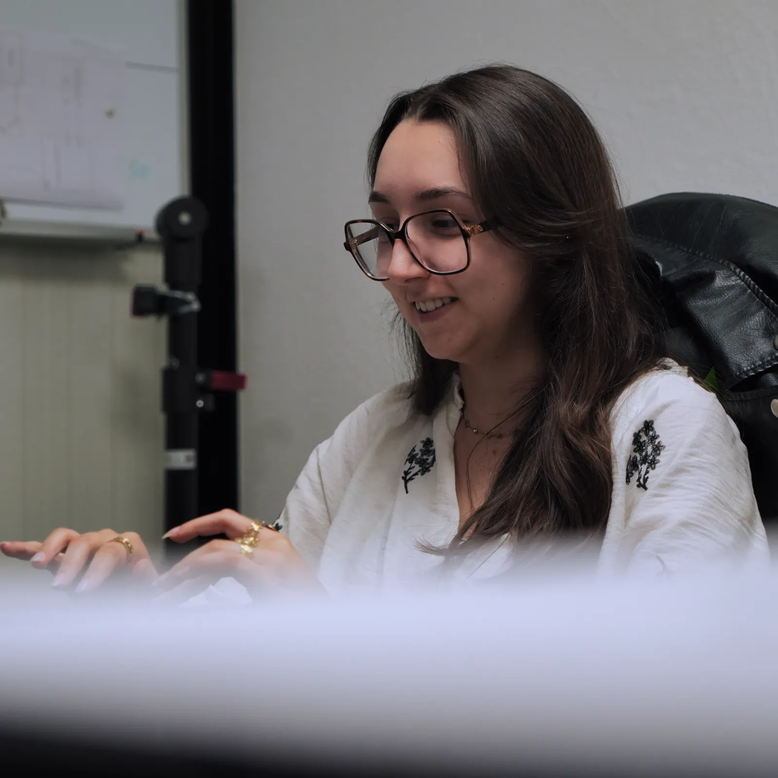 Technicienne SERELYS SÉCURITÉ en Vendée consultant des plans de vidéosurveillance sur écran, expertise en solutions de sécurité