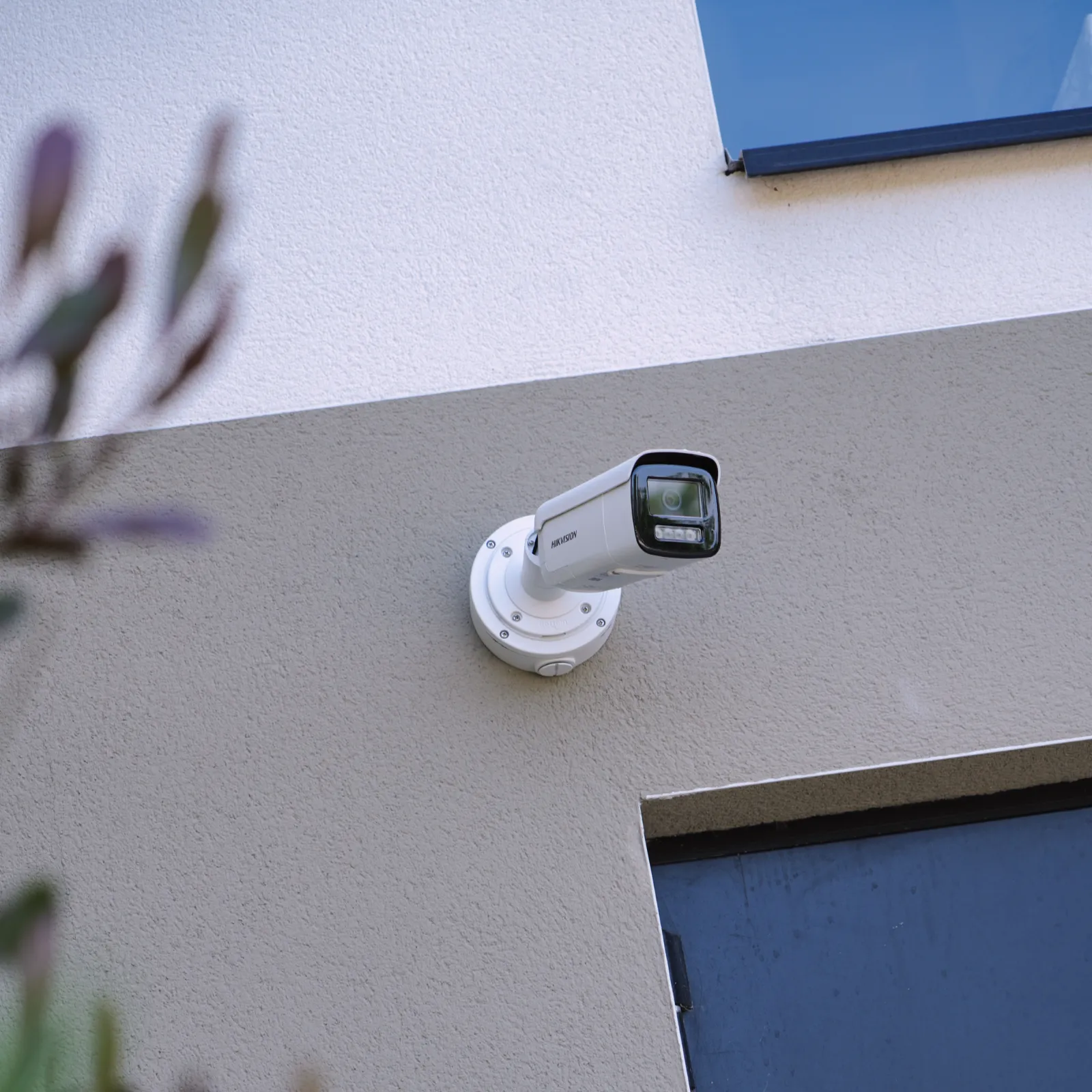 Caméra de surveillance Hikvision montée en saillie sur façade beige, installation professionnelle par SERELYS SÉCURITÉ en Vendée