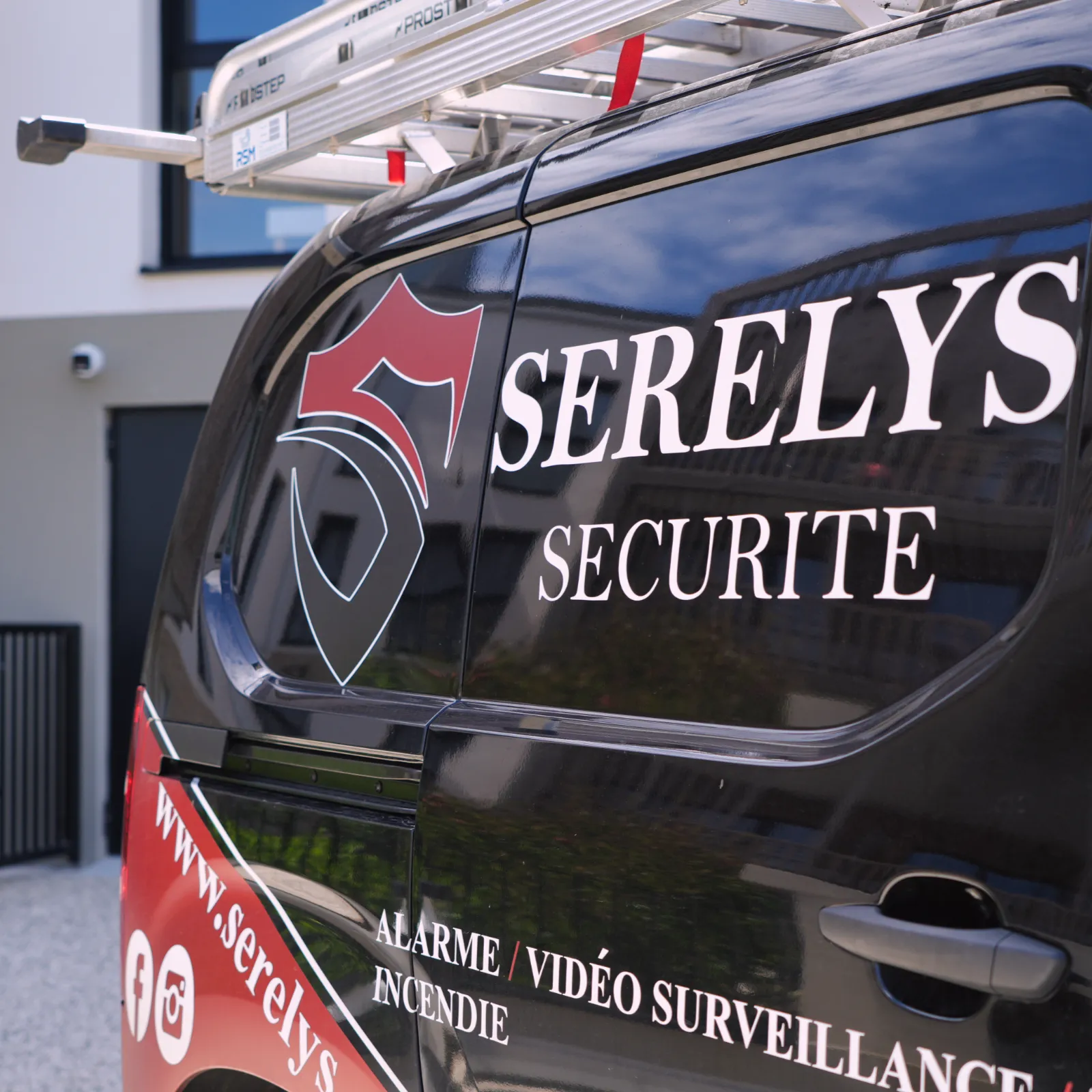 Véhicule de service SERELYS SÉCURITÉ en Vendée avec logo épée et bouclier, proposant alarme, vidéosurveillance et solutions de sécurité professionnelles