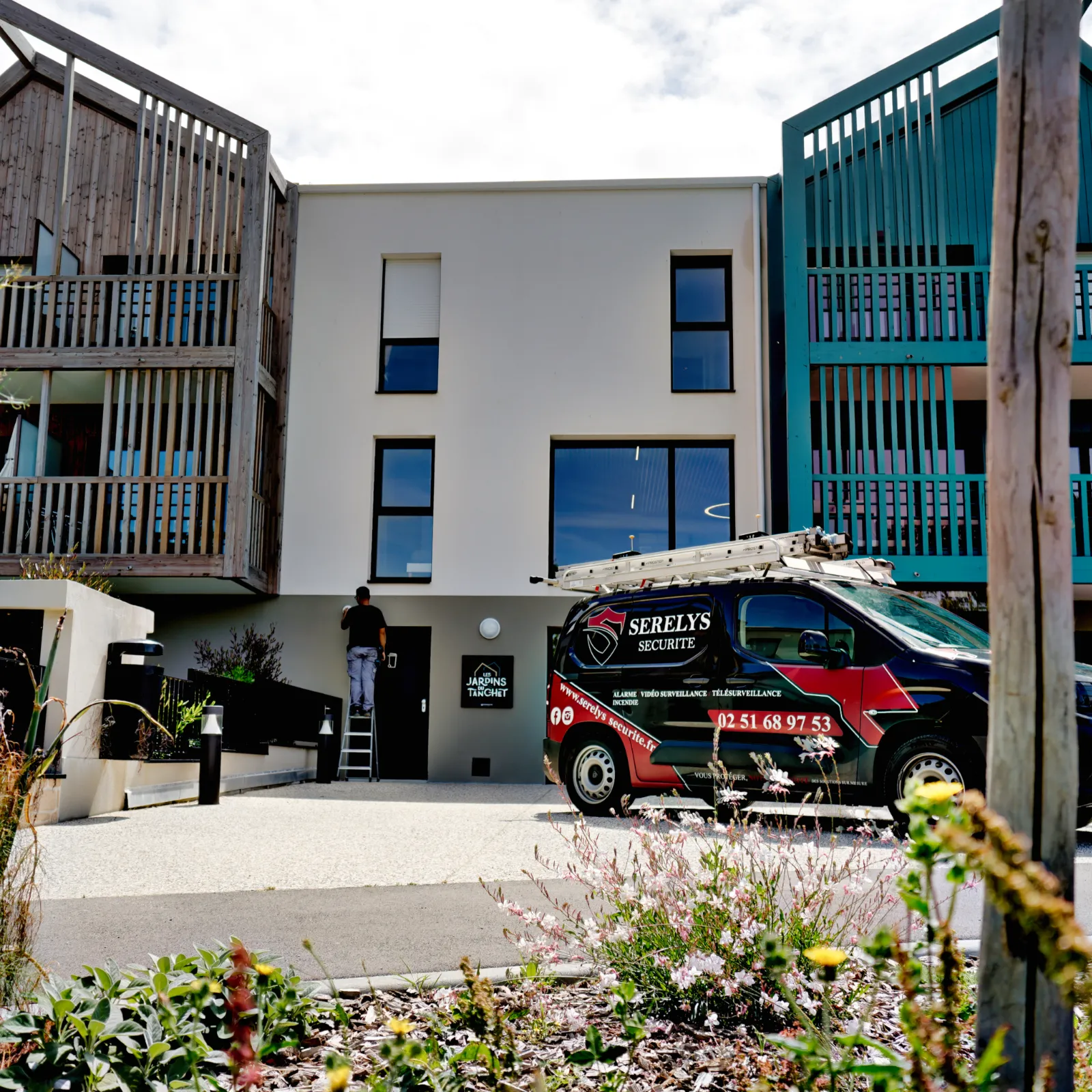 Véhicule de intervention SERELYS SÉCURITÉ stationné dans une cour sécurisée en Vendée, démontrant les services de sécurité intrusion et alarme premium