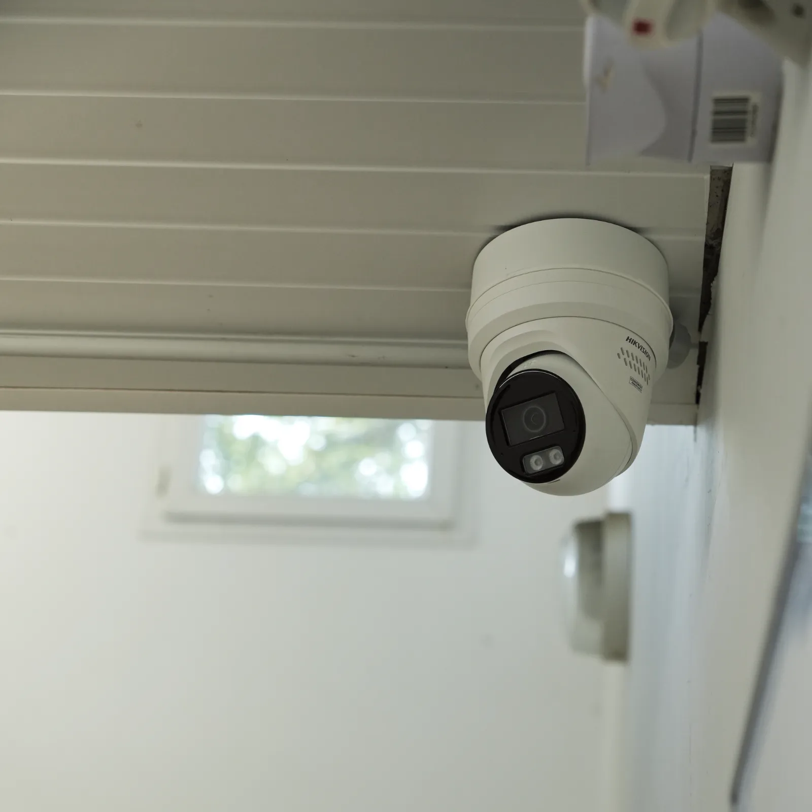 Caméra dôme de surveillance Hikvision installée au plafond par SERELYS SÉCURITÉ en Vendée, système de vidéosurveillance professionnel pour la sécurité d'entreprise