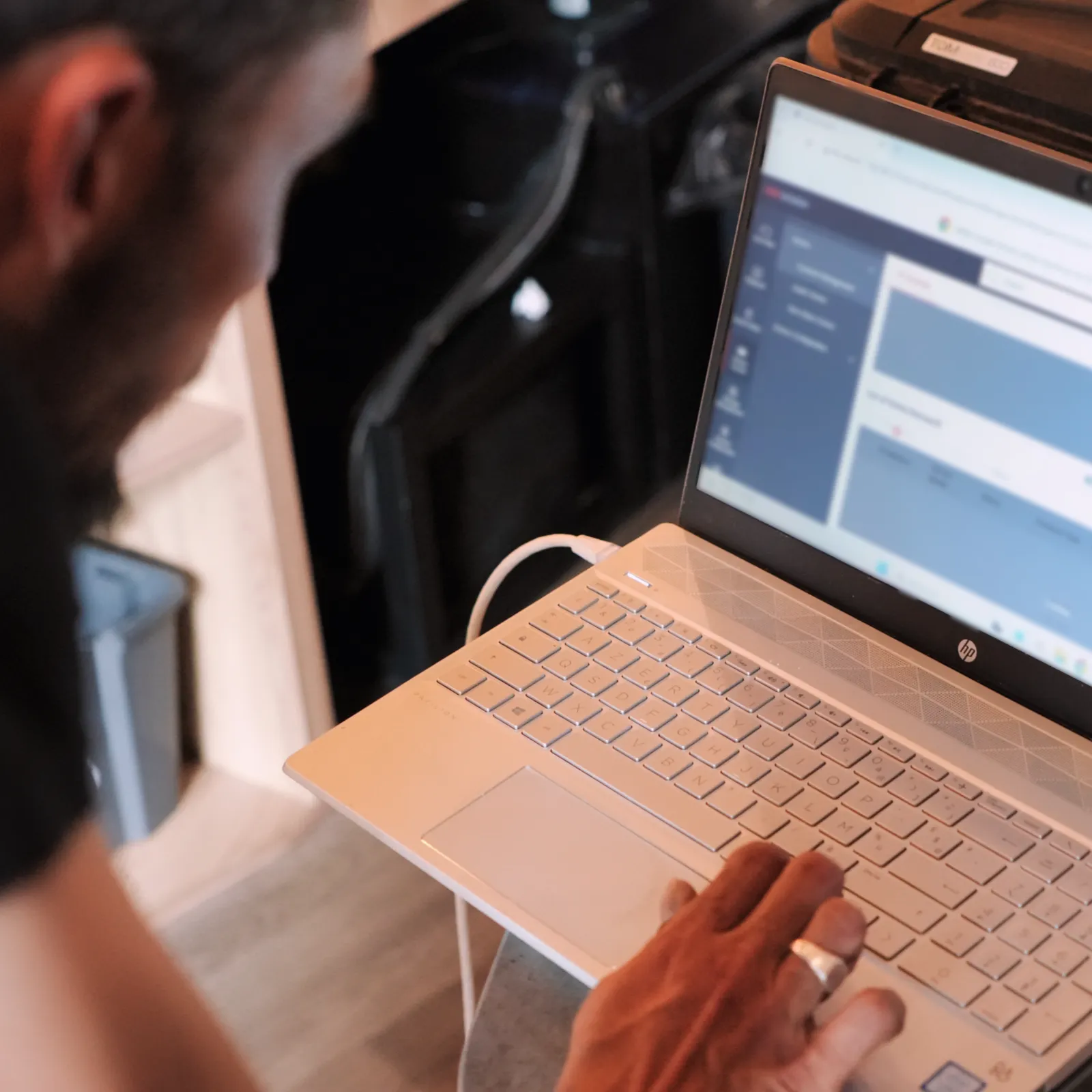 Technicien SERELYS SÉCURITÉ en Vendée consultant un ordinateur portable pour configurer une solution de vidéosurveillance professionnelle