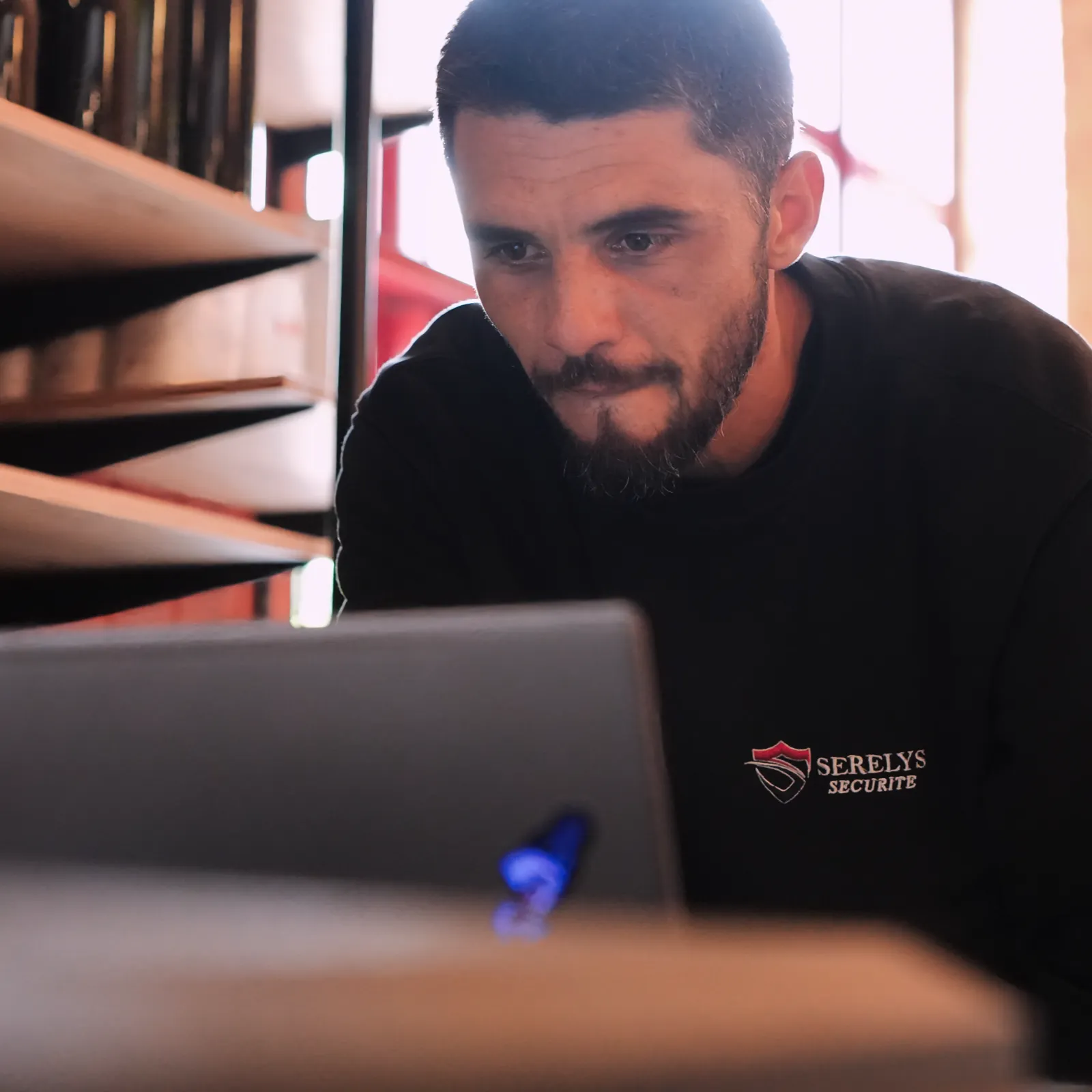 Technicien SERELYS SÉCURITÉ en Vendée analysant des données de vidéosurveillance sur écran pour optimiser les solutions de sécurité