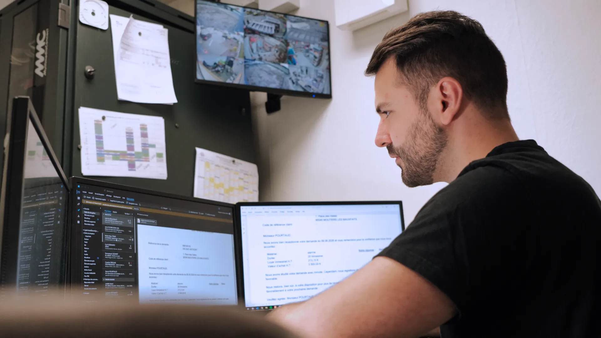 Technicien SERELYS SÉCURITÉ en Vendée consultant des écrans de surveillance et des données de vidéosurveillance pour optimiser les solutions de sécurité