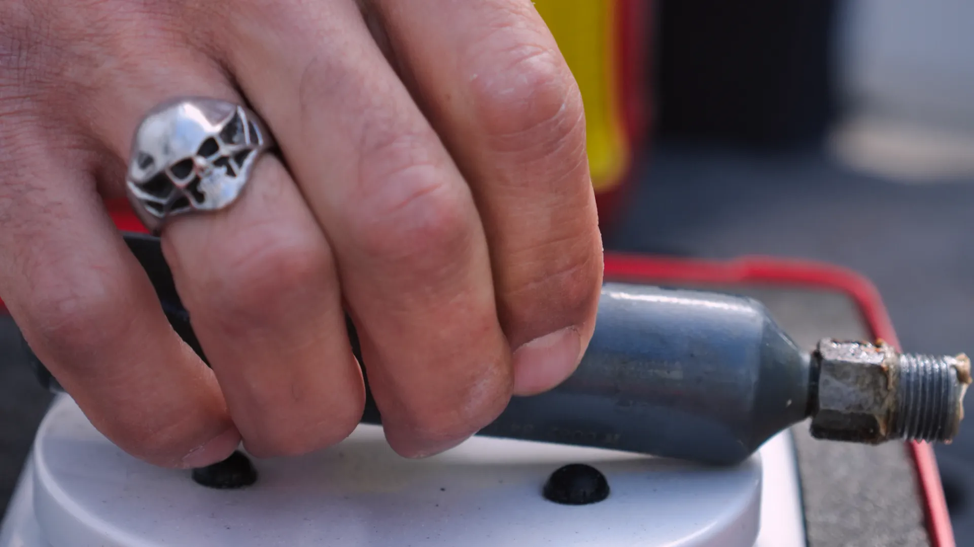 Technicien SERELYS SÉCURITÉ en Vendée portant une bague crane installant un système de vidéosurveillance professionnel avec connectique de sécurité