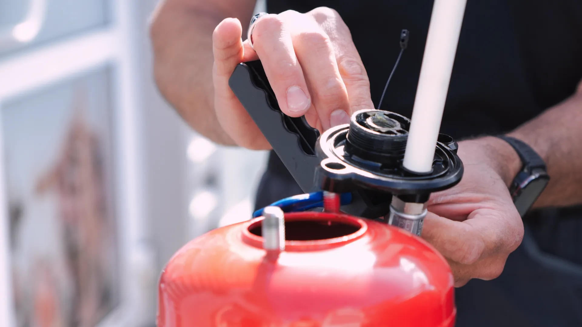 Démonstration d'extincteur portable par un expert SERELYS SÉCURITÉ en Vendée, montrant le mécanisme de pulvérisation et les équipements de sécurité incendie