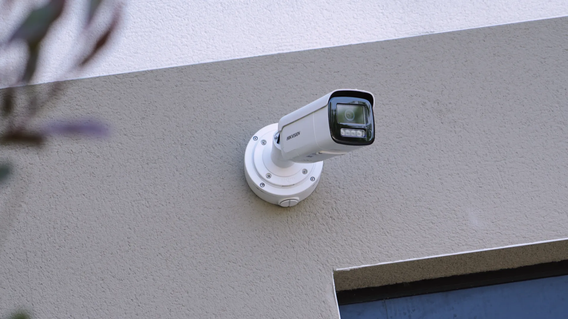 Caméra de surveillance Hikvision montée sur façade en Vendée - Installation professionnelle SERELYS SÉCURITÉ