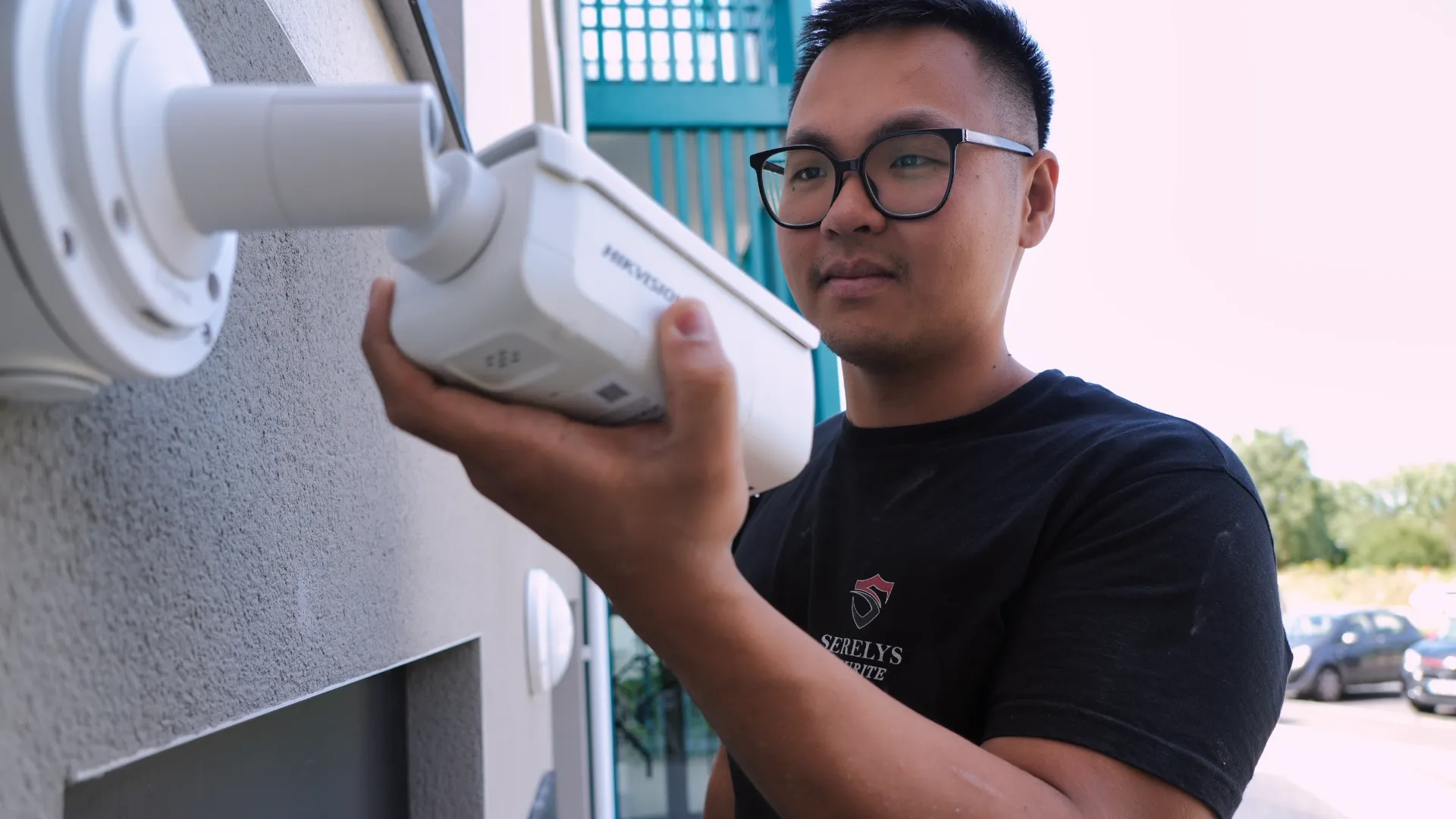 Technicien SERELYS SÉCURITÉ en Vendée installant une caméra de vidéosurveillance PTZ sur façade, expertise en solutions de sécurité