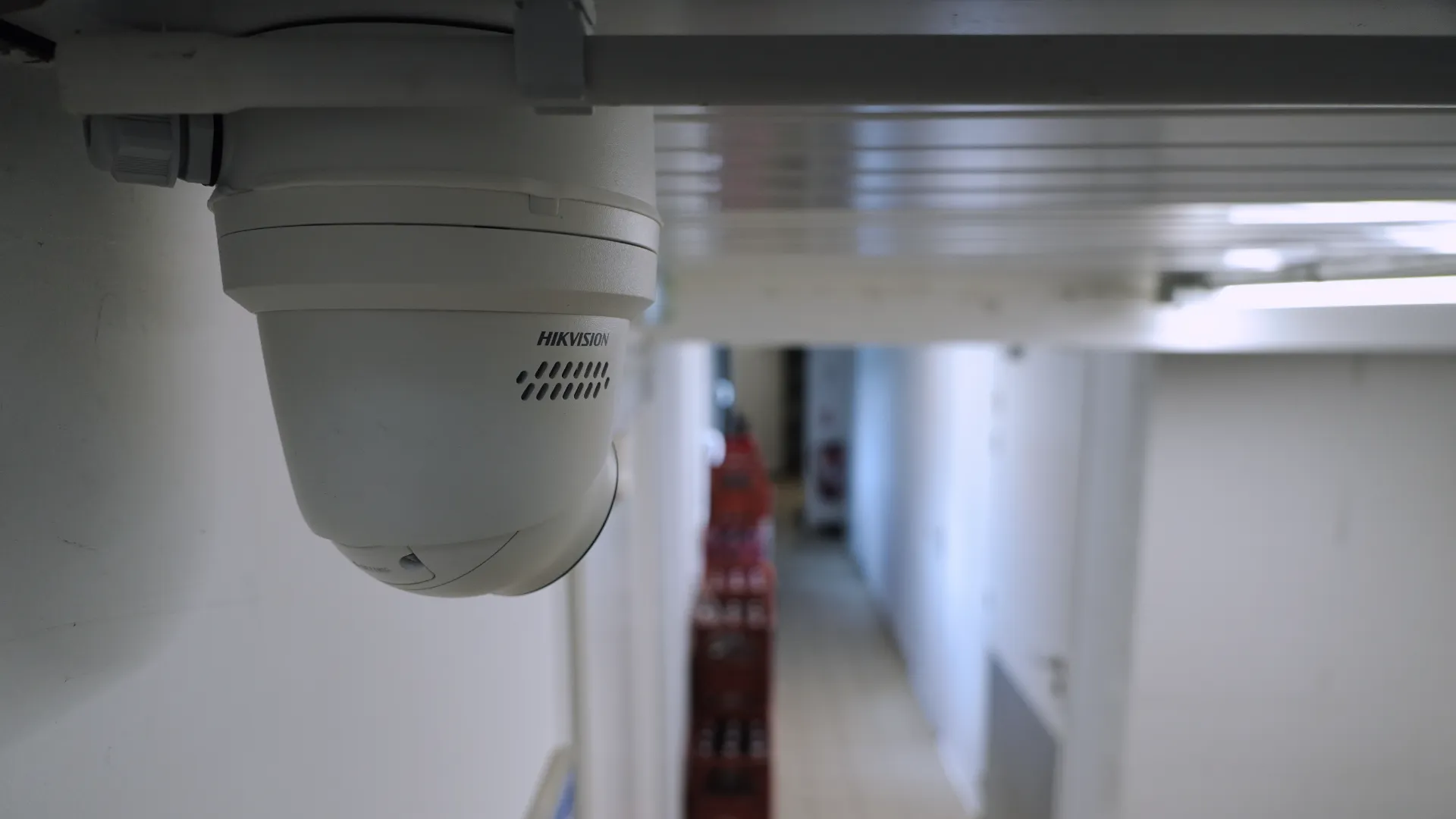 Caméra de vidéosurveillance Hikvision installée au plafond dans un couloir, solution de sécurité professionnelle par SERELYS SÉCURITÉ en Vendée