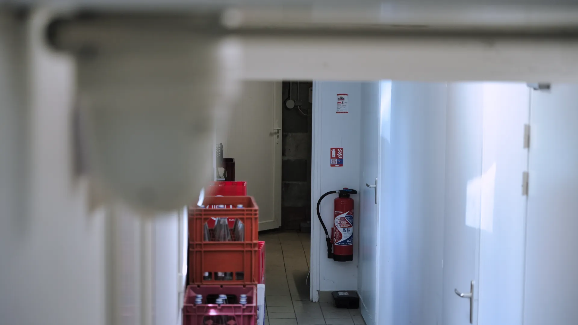 Couloir professionnel avec extinction automatique d'incendie et extincteur mural - Solutions de sécurité SERELYS SÉCURITÉ en Vendée