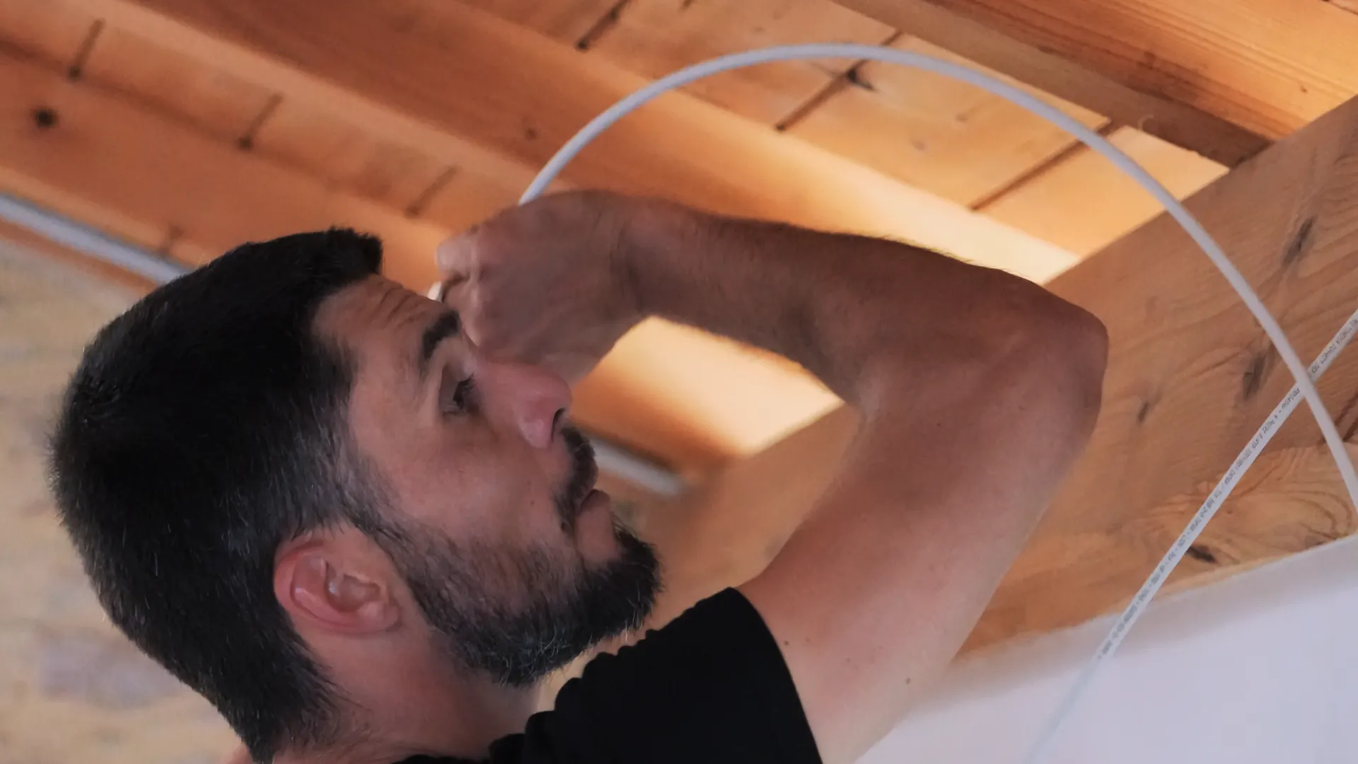Technicien SERELYS SÉCURITÉ en Vendée installant un dôme de caméra de vidéosurveillance au plafond, solutions de sécurité professionnelles