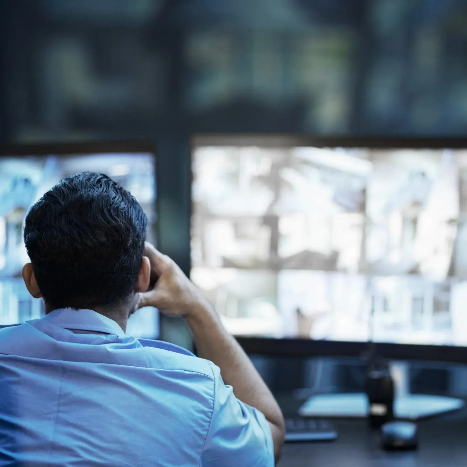 Opérateur de surveillance SERELYS SÉCURITÉ en Vendée observant des écrans de vidéosurveillance pour le monitoring de sécurité