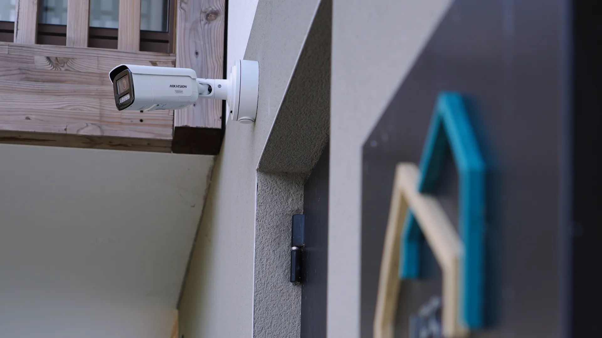 Caméra de surveillance Hikvision installée sur un mur extérieur d'un bâtiment
