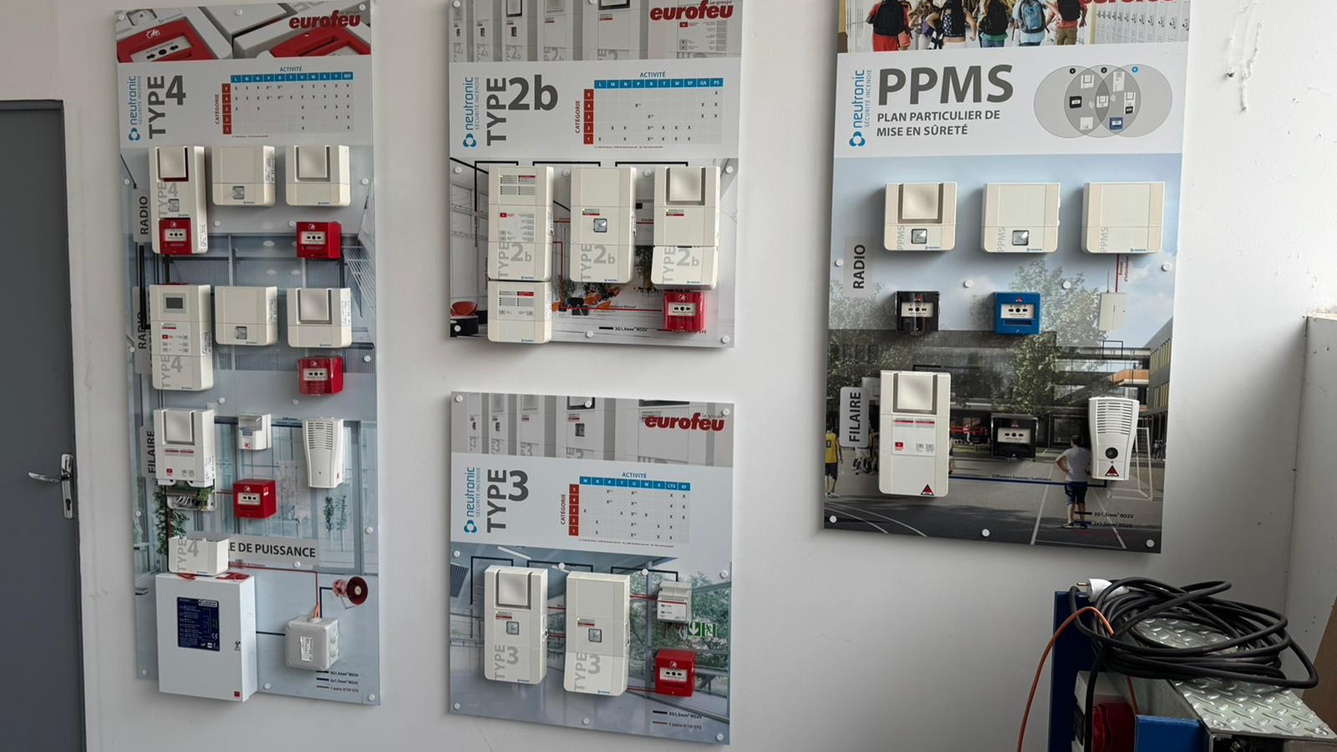 Panneaux didactiques de démonstration SERELYS SÉCURITÉ en Vendée : systèmes d'alarme incendie Eurofeu TYPE 2b, TYPE 3, TYPE 4, détecteurs, sirènes et PPMS pour solutions de sécurité