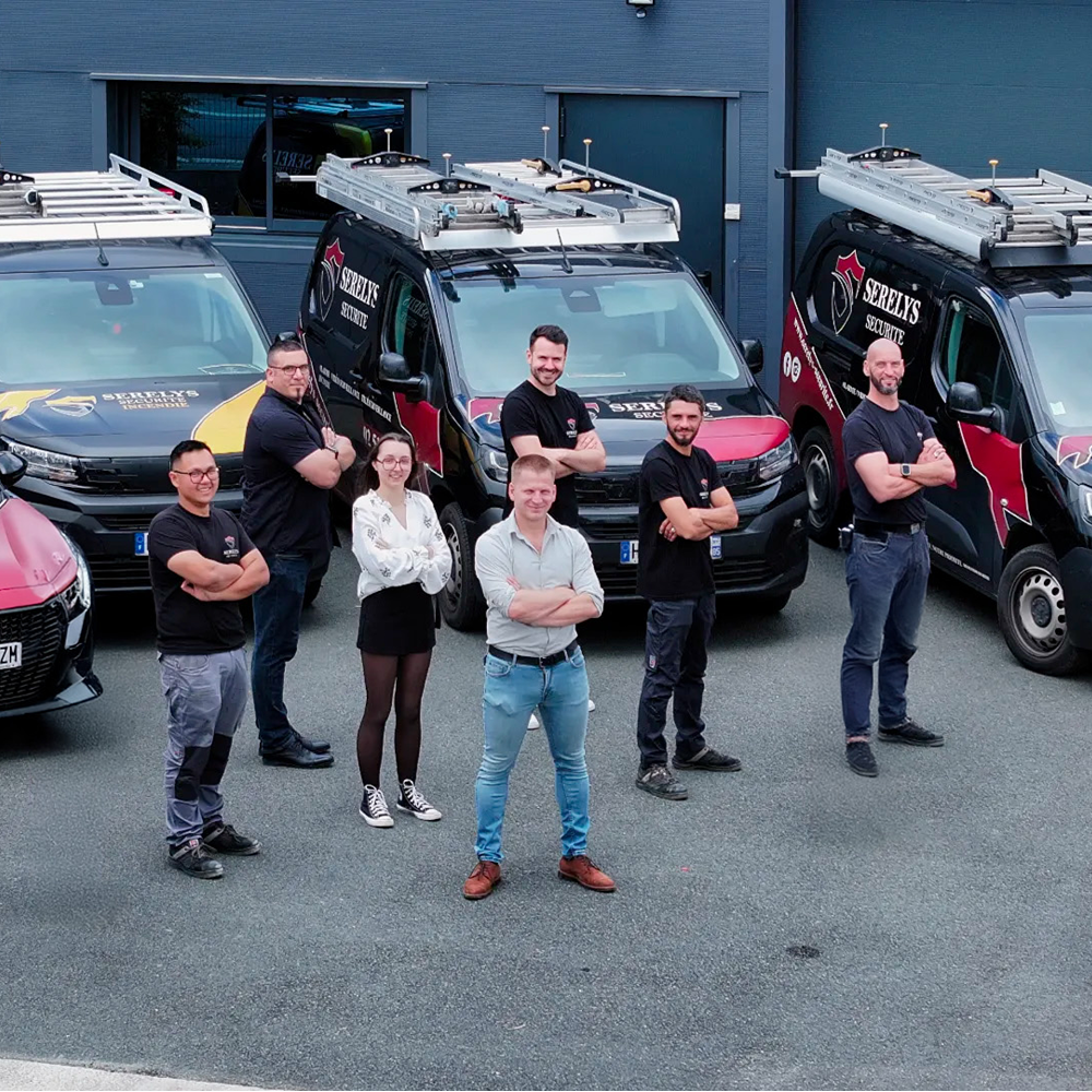 Équipe SERELYS SÉCURITÉ en Vendée posant devant leurs véhicules de service équipés de solutions de vidéosurveillance et sécurité