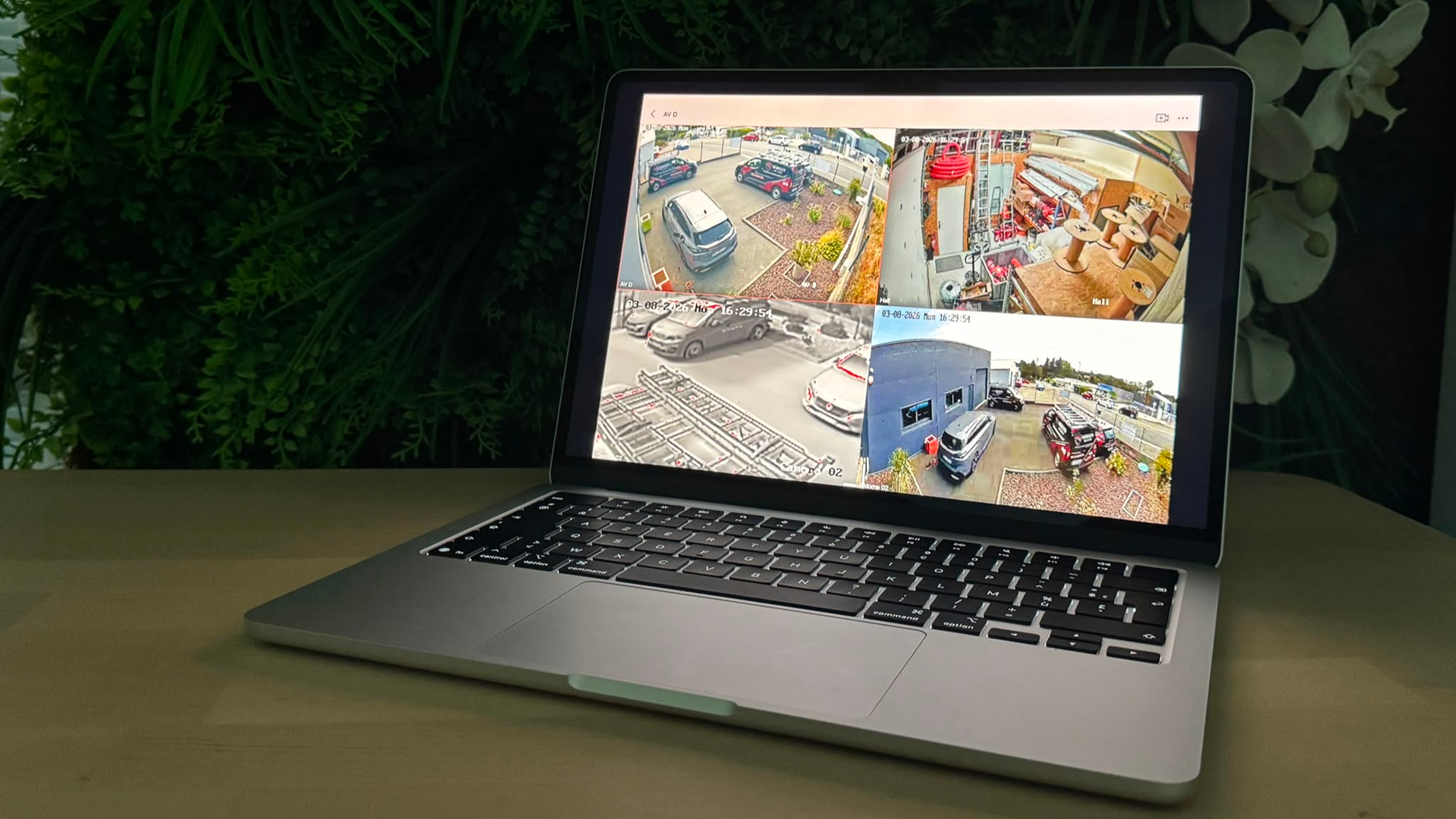 Système de vidéosurveillance multi-caméras SERELYS SÉCURITÉ en Vendée affichant en temps réel parking, magasin et zone commerciale
